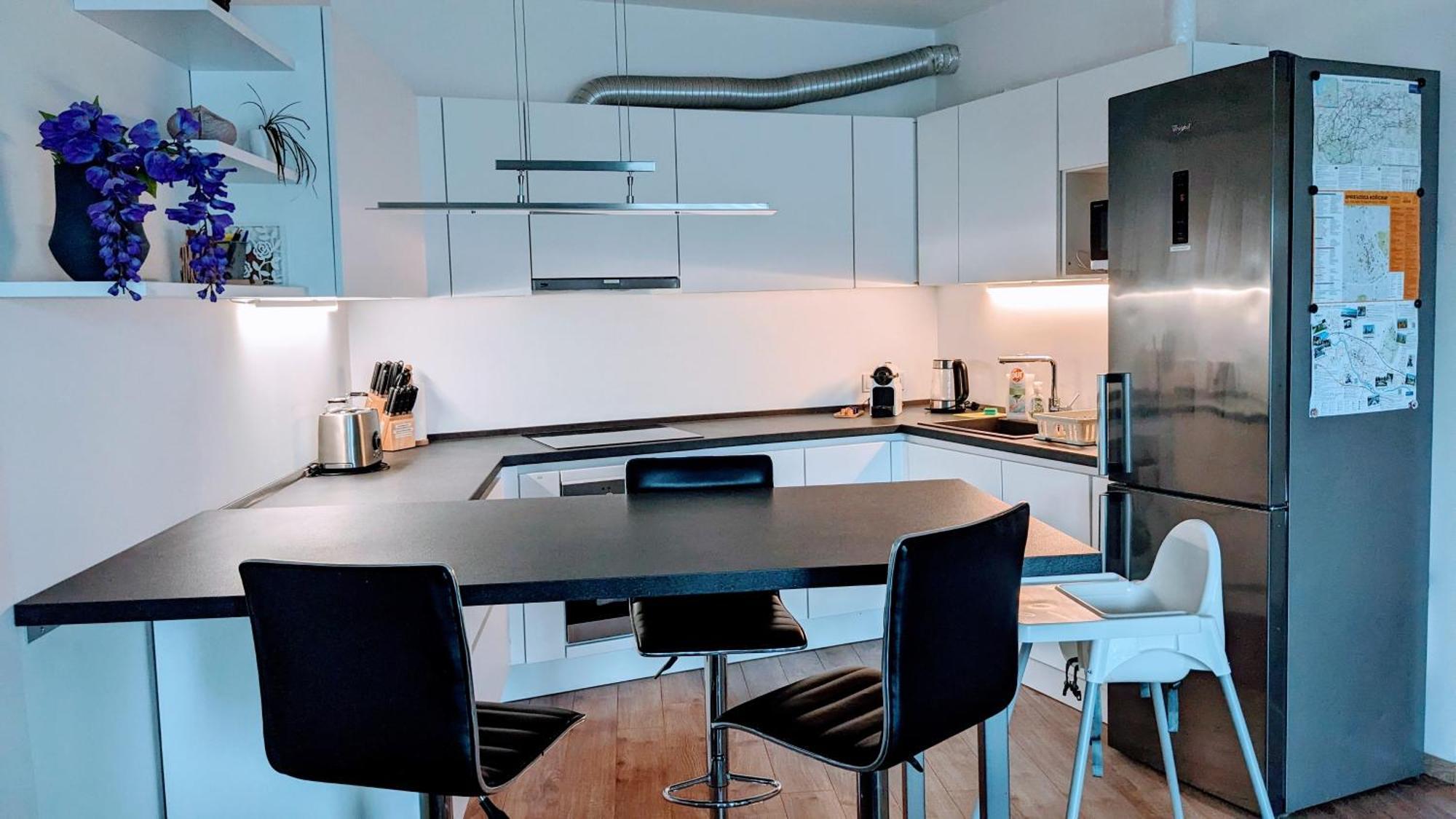 E2 Luxury Oldtown Apt - 2X Parking, Foodstore, Pcscreen, Netflix, Unlimited Music, Crib, Babychair, Fastwifi, Aircon Košice Extérieur photo